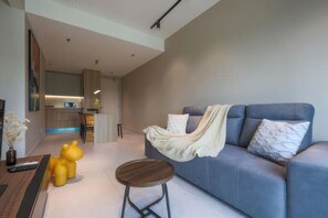 Superior-Apartment, 3 Schlafzimmer, Balkon, Stadtblick | Wohnbereich | 35-Zoll-Fernseher mit Kabelempfang, Arbeitsbereiche