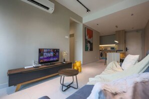 Superior-Apartment, 3 Schlafzimmer, Balkon, Stadtblick | Wohnbereich | 35-Zoll-Fernseher mit Kabelempfang, Arbeitsbereiche