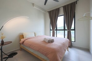 Apartamento superior, 3 quartos, sacada, vista para a cidade | Escrivaninha, espaço de trabalho para notebook