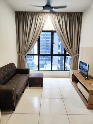 Superior-Apartment, 2 Schlafzimmer, Küche, Stadtblick | Wohnbereich | 35-Zoll-Fernseher mit Kabelempfang, Arbeitsbereiche