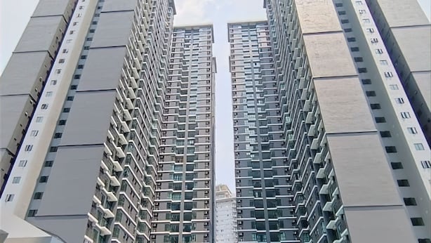 A high-rise residential building with a central courtyard and a swimming pool. - Residensi Majestic Maxim Condo (Kuala Lumpur)