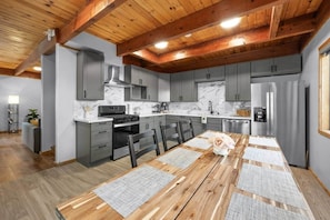 Fridge, microwave, oven, stovetop - large house 10 minutes walk to Ski slope with game room (Big Bear Lake)
