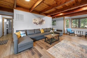 Smart TV, fireplace - large house 10 minutes walk to Ski slope with game room (Big Bear Lake)