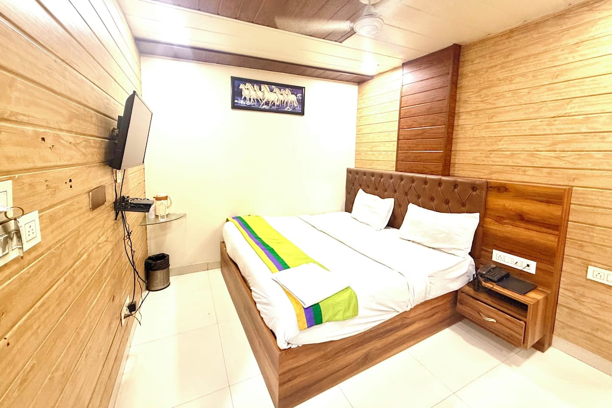 Deluxe Double Room, City View | Iron/ironing board, free WiFi