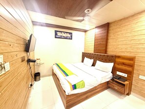 Chambre Deluxe double, vue sur la ville | Fer et planche à repasser, accès au Wi-Fi (inclus)