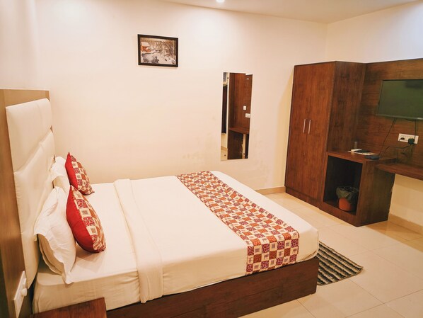 Chambre Deluxe double, vue sur la ville | Fer et planche à repasser, accès au Wi-Fi (inclus)