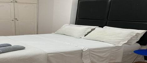 1 chambre, fer et planche Ă repasser, Wi-Fi gratuit, draps fournis