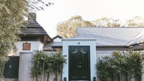 المنشأة من الخارج