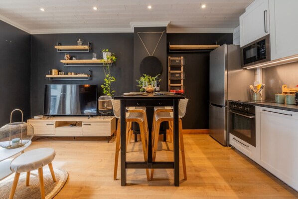 Fridge, microwave, oven, stovetop - Straton - Cosy 1 CH Modern | Hypercentre | Transport 150m (Chamonix-Mont-Blanc)