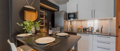Kühlschrank, Mikrowelle, Ofen, Herdplatte