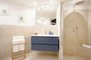 Dusche, Bidet, Handtücher, Shampoo