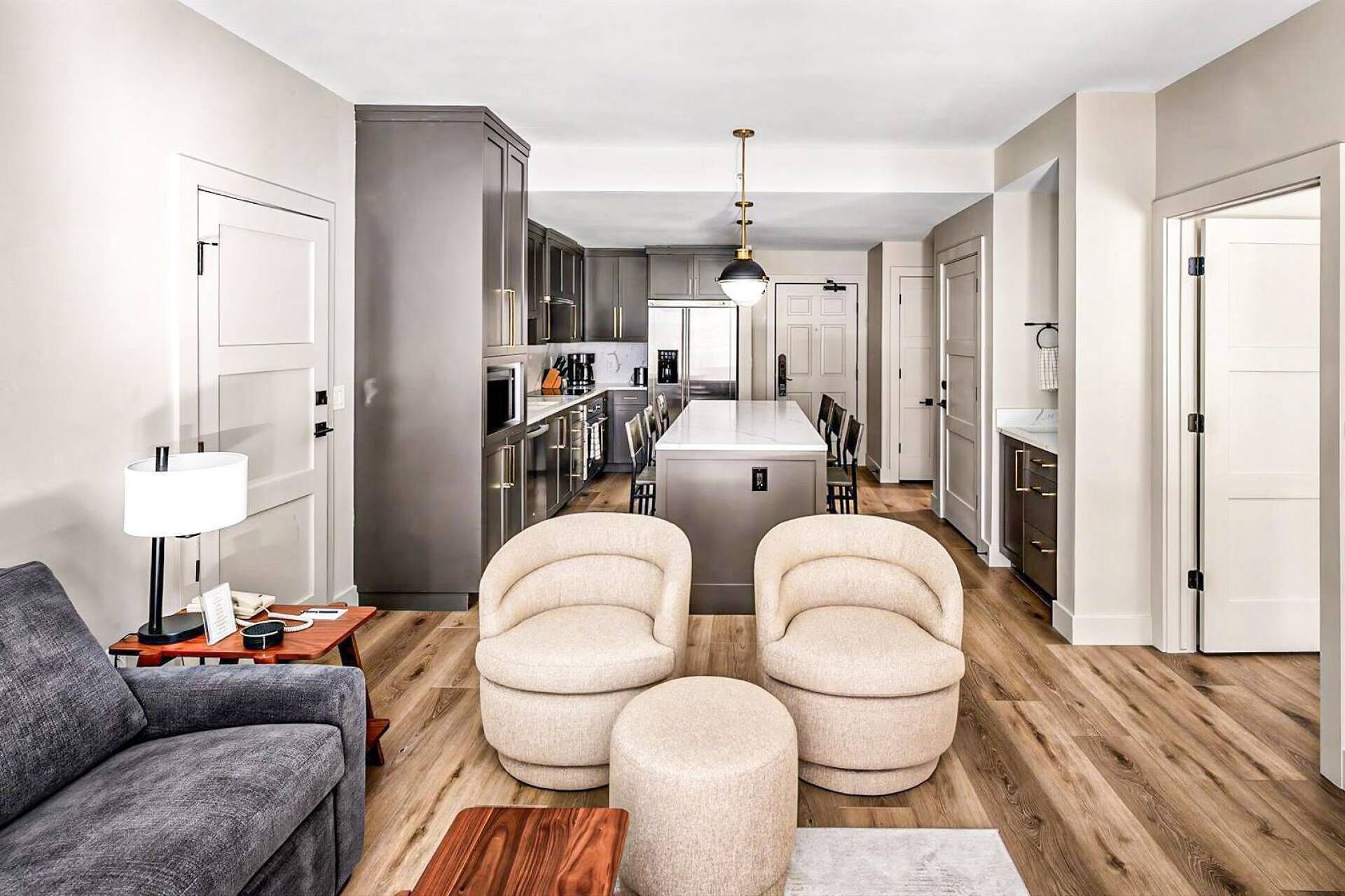 スマートテレビ、暖炉、DVD プレーヤー