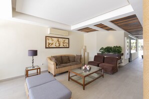 TV, table football, ping pong - Spacious condo with game area, balcony, full kitchen, pool & jacuzzi (Playa del Carmen)