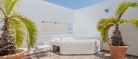 Outdoor spa tub