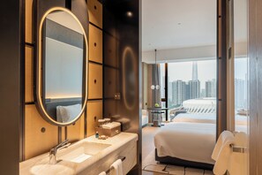 Secadora de cabello, batas, pantuflas, toallas 