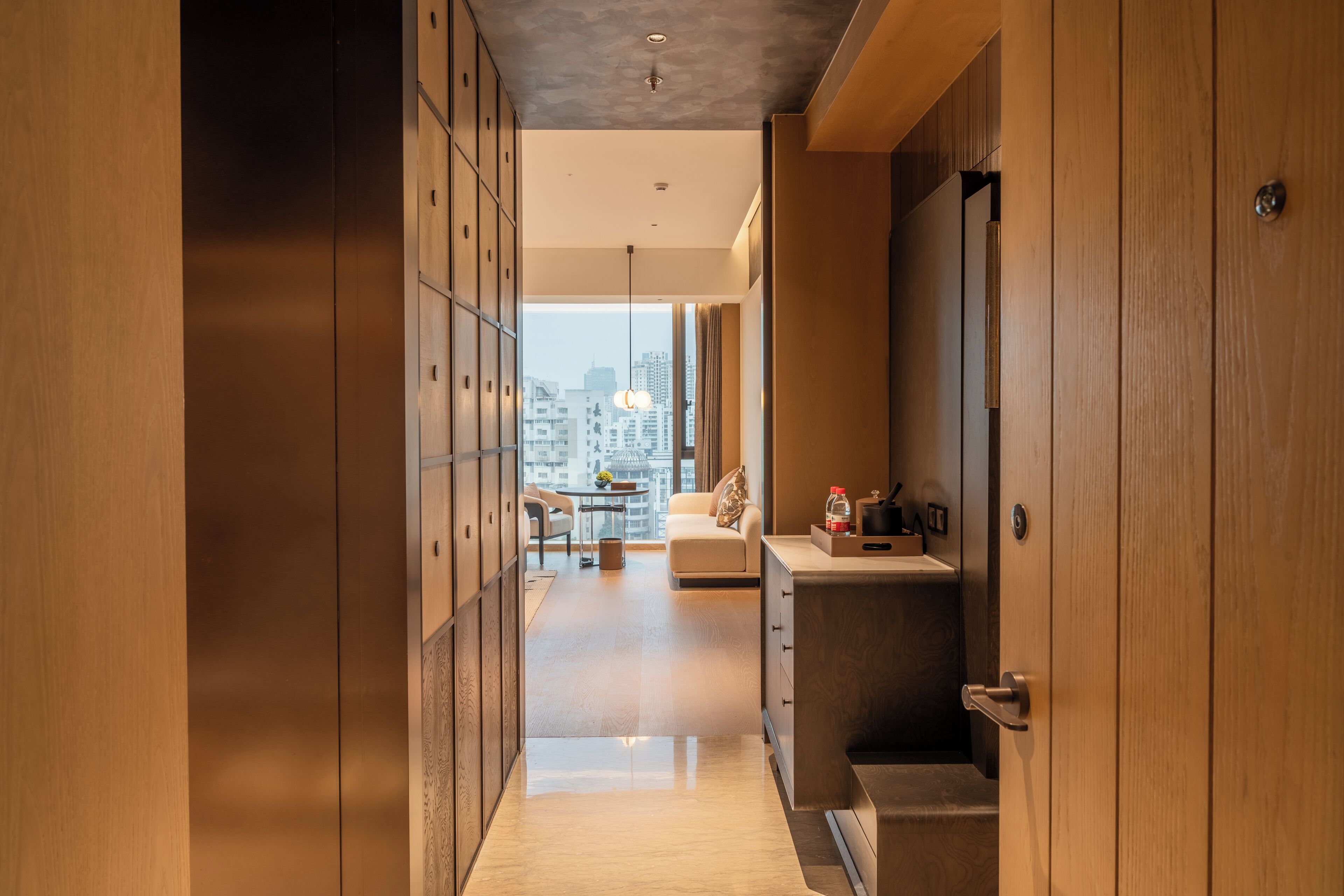 Minibar, escritorio, cortinas blackout y tabla de planchar con plancha 