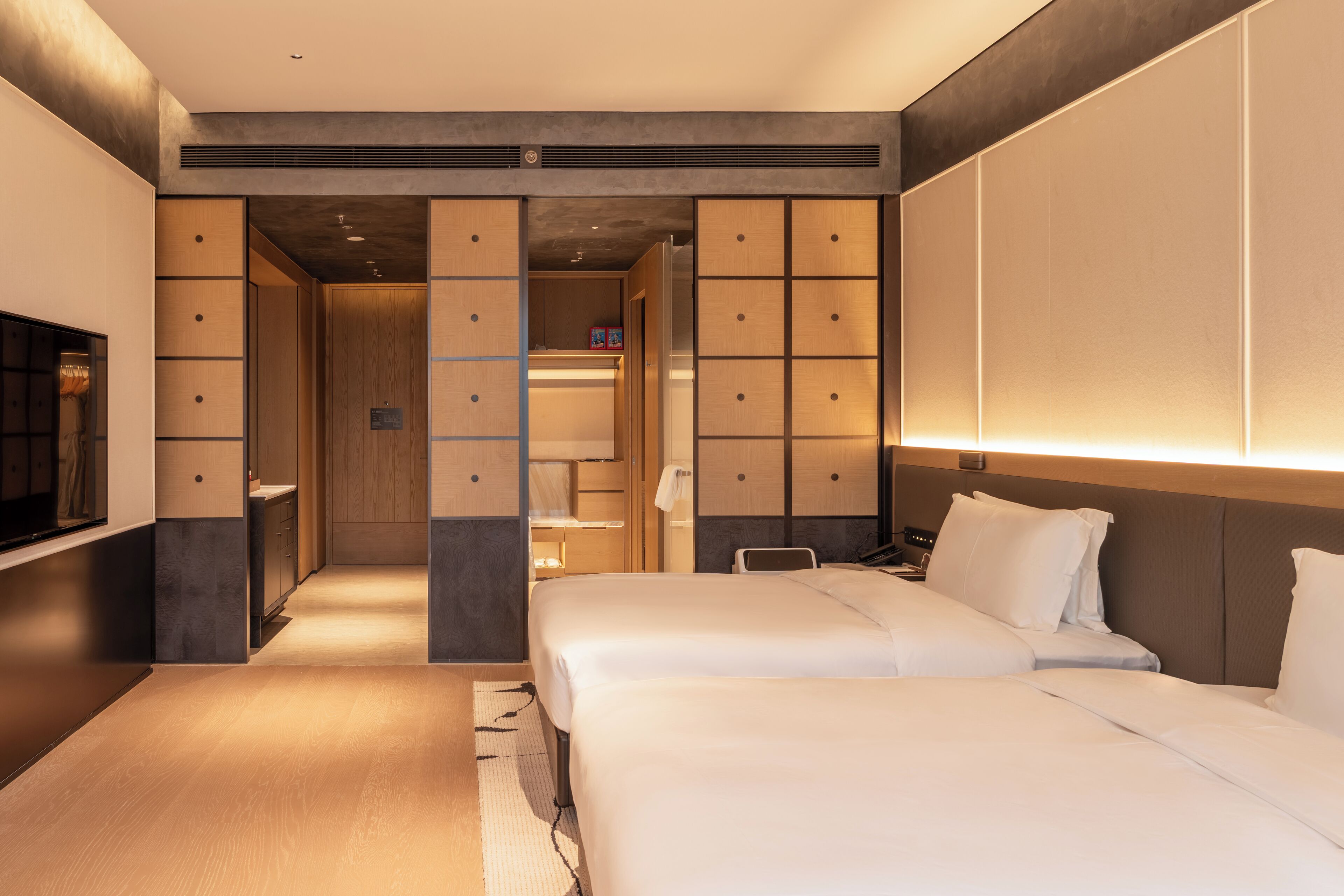 Minibar, escritorio, cortinas blackout y tabla de planchar con plancha 