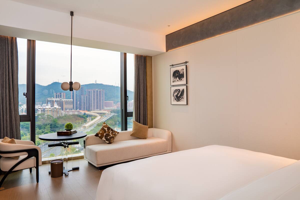 Minibar, skrivbord, mörkläggningsgardiner och strykjärn/strykbräda