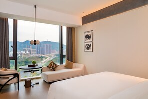 Minibar, escritorio, cortinas opacas y tabla de planchar con plancha