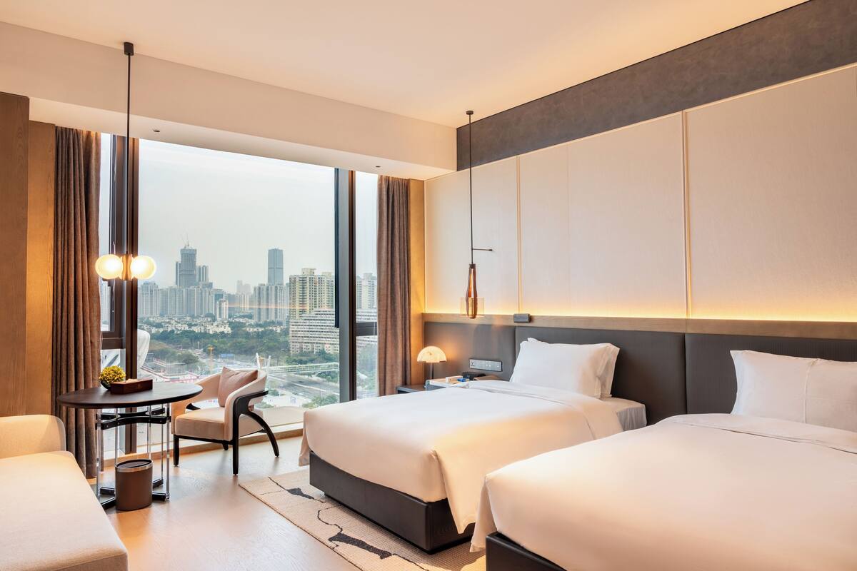 Minibar, skrivbord, mörkläggningsgardiner och strykjärn/strykbräda