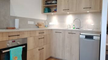 Frigorífico, microondas, horno y placa de cocina