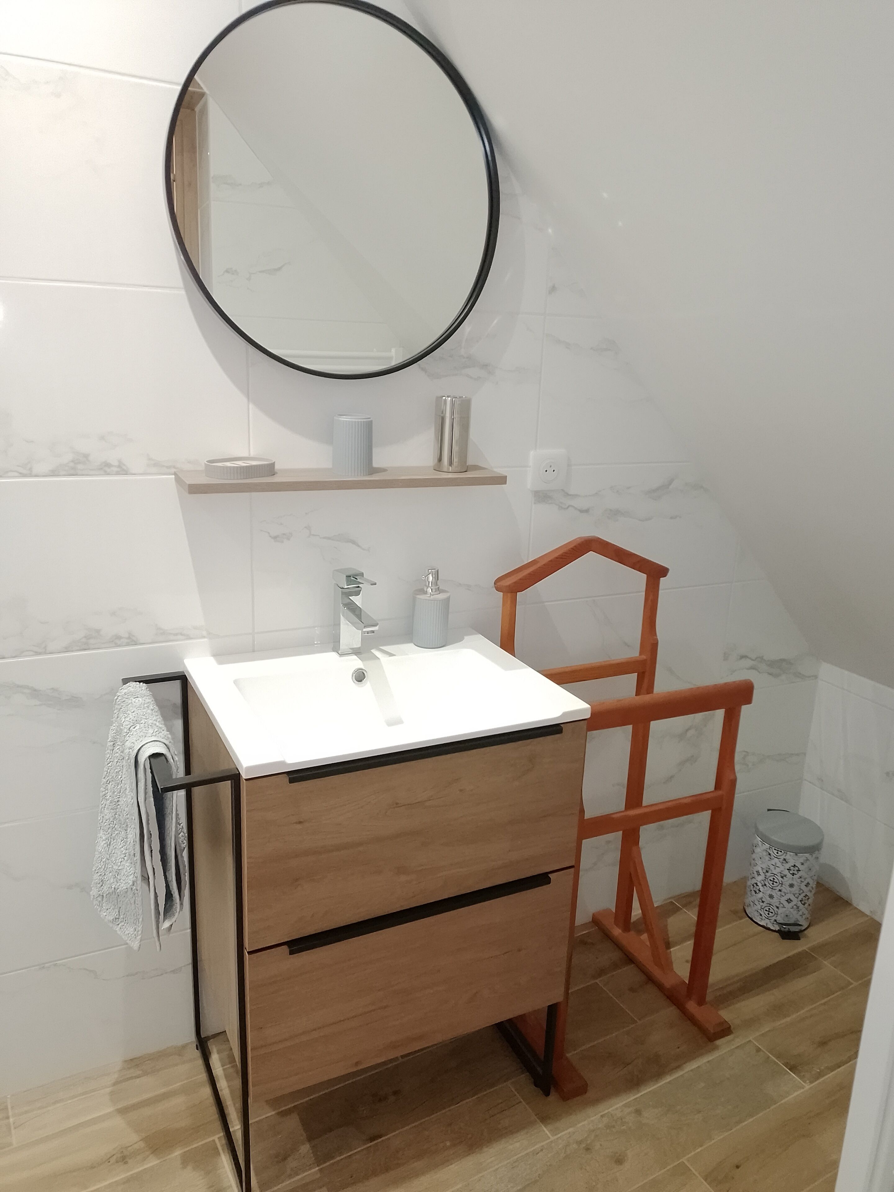Een douche,  milieuvriendelijk toiletgerief, een haardroger, handdoeken