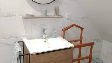 Een douche, milieuvriendelijk toiletgerief, een haardroger, handdoeken