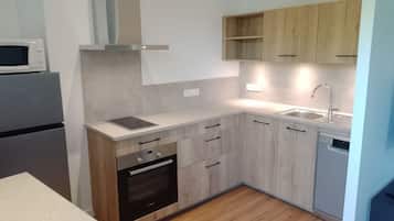 Frigorífico, microondas, horno y placa de cocina