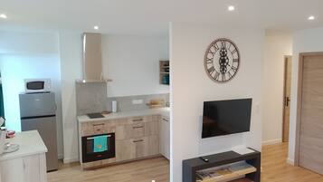 Frigorífico, microondas, horno y placa de cocina