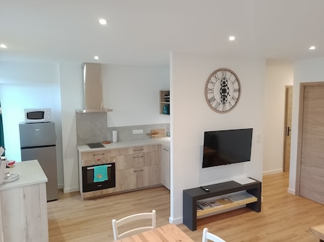 Fridge, microwave, oven, stovetop. Charming apartment between lakes and mountains