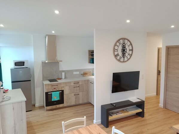 Fridge, microwave, oven, stovetop - Charming apartment between lakes and mountains (Seyssel)