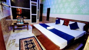 Deluxe Double Room | In-room safe, laptop workspace, soundproofing, iron/ironing board