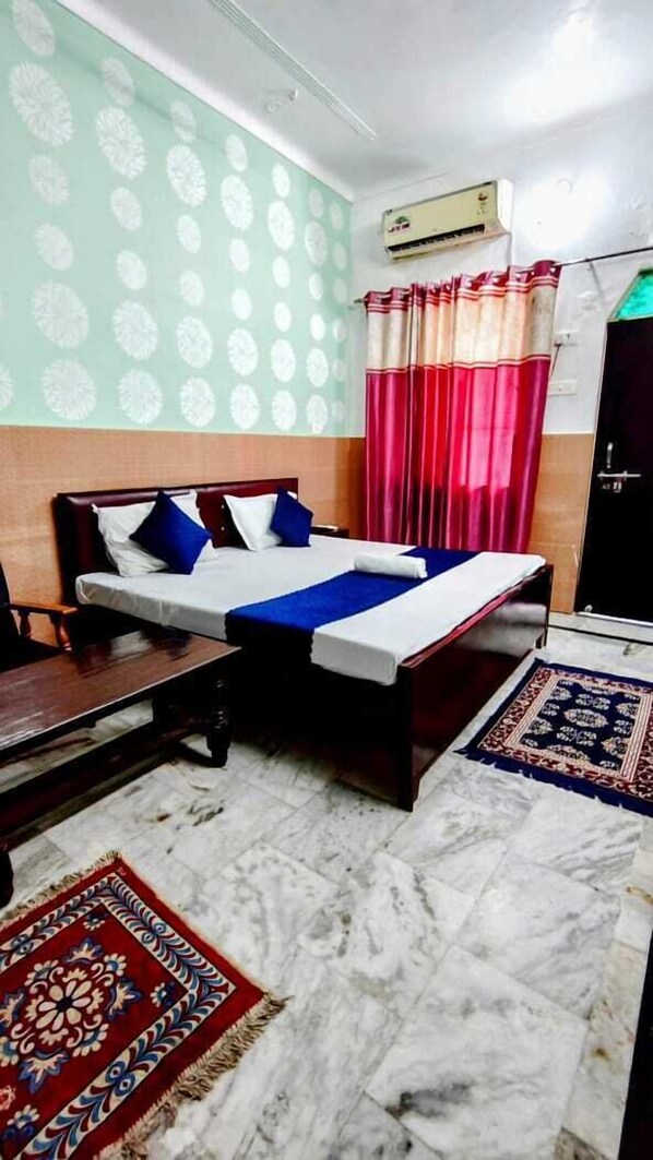 Deluxe Double Room | In-room safe, laptop workspace, soundproofing, iron/ironing board