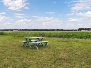 Outdoor dining - 3 bedroom accommodation in Happisburgh (Happisburgh)