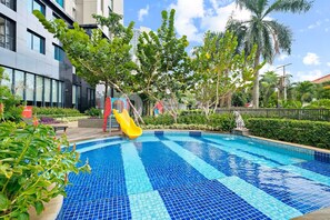 Outdoor pool - Elova by Kozystay - Tanjung Barat (Jakarta)