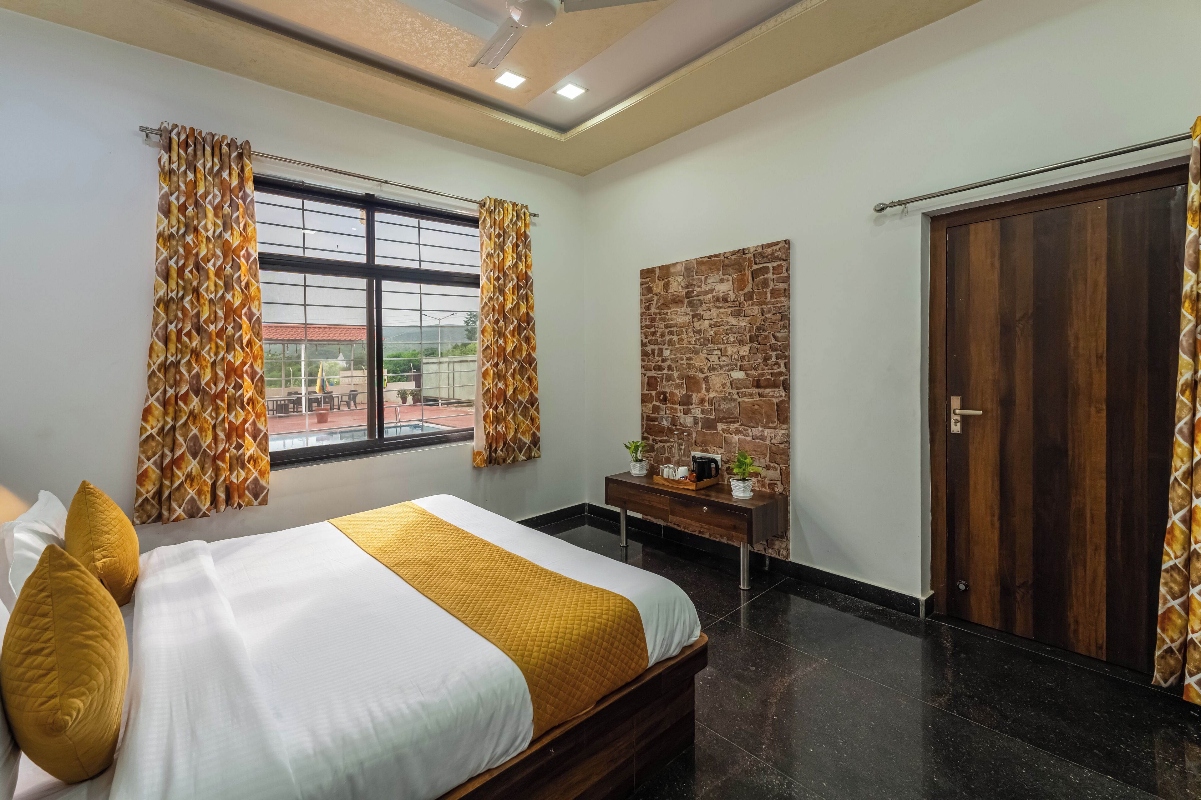 2 bedrooms, in-room safe, iron/ironing board, free WiFi