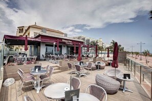 Outdoor dining - Apartamentos Turisticos Jardines del Plaza (Peniscola)