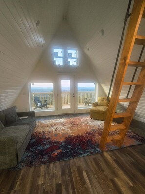 Interior - Mountaintop cabin 10 minutes from Hot Springs, AR - perfect for a getaway (Bonnerdale)