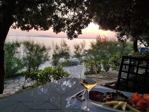 Outdoor dining - Family Hotel La Luna All Inclusive (Novalja)