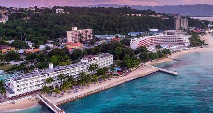 Grand Decameron Montego Beach, A Trademark All Inclusive