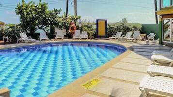 Una piscina al aire libre
