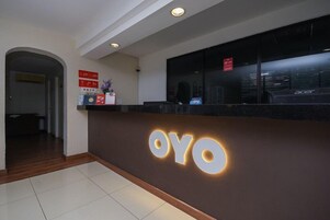 Una recepción con el nombre "OYO" iluminado en la pared.
