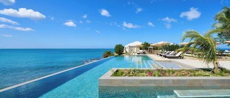 Een binnenzwembad en een buitenzwembad