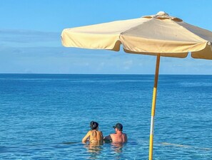 Una piscina techada, una piscina al aire libre