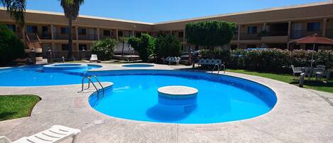 Una piscina al aire libre