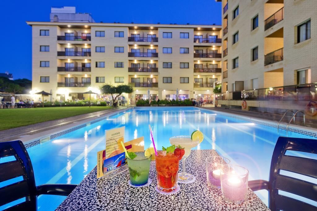 Una piscina cubierta, una piscina al aire libre