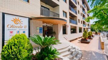 Un edificio de apartamentos con un letrero que dice 'Olimar II Apartments'.