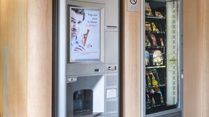 A B&B hotel vending machine with snacks and a beverage dispenser. - B&B Hotel Orange (Orange)
