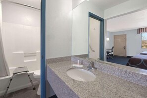 Bathroom - Super 8 By Wyndham Dumas Tx (Dumas)