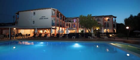 Una piscina al aire libre